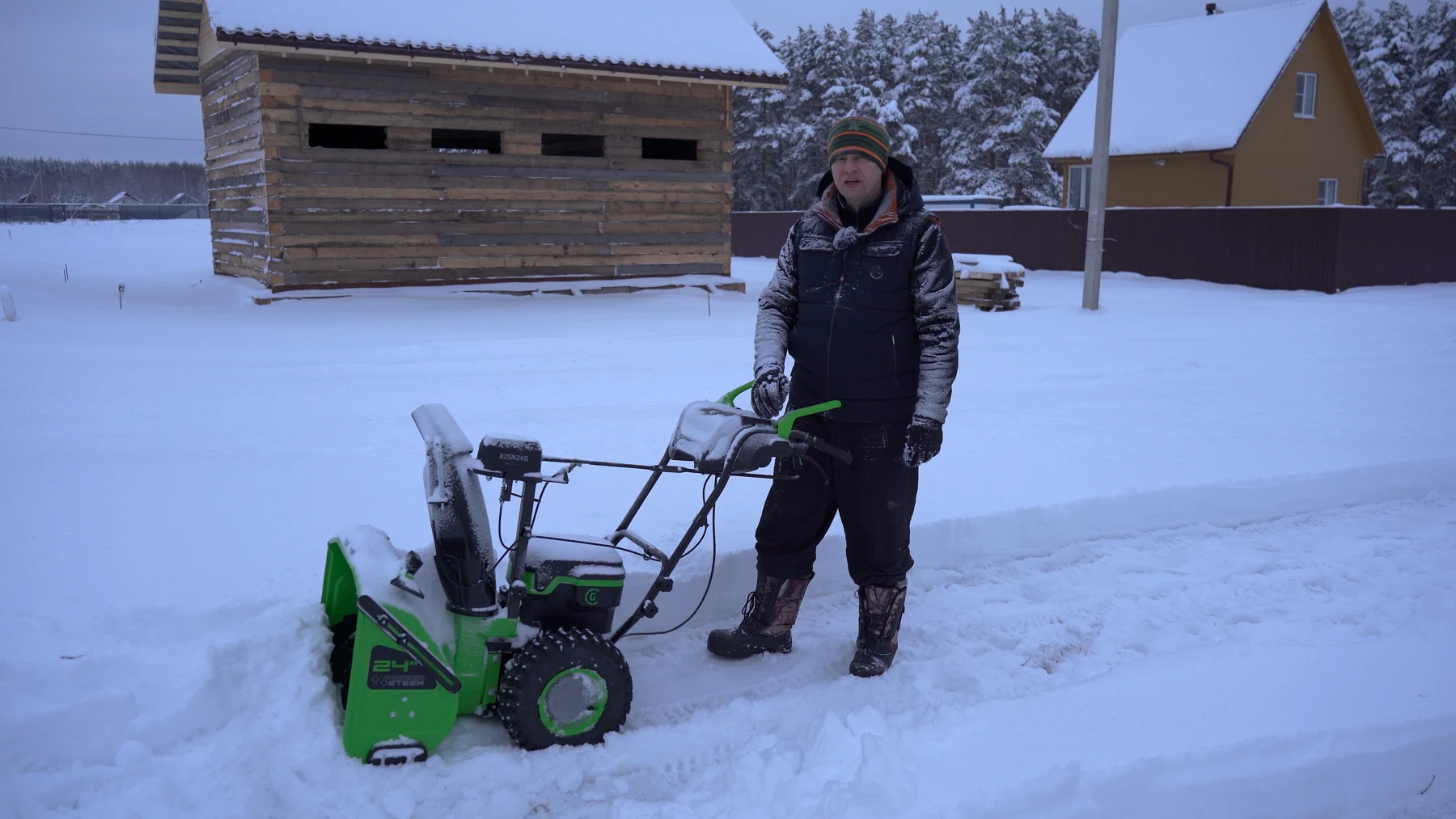 Уборка снега снегоуборщиком Greenworks